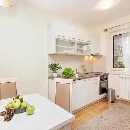 Goldpine Apartment *