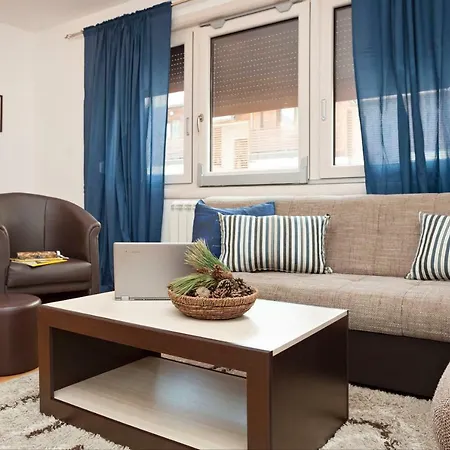 Goldpine Apartament *