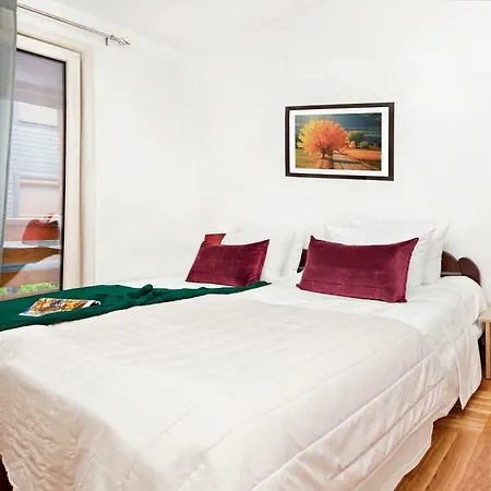 Goldpine Apartment *